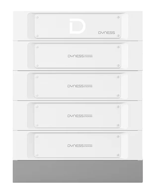 Dyness Stack100, ett kluster med styrenhet överst och fyra batterimoduler under